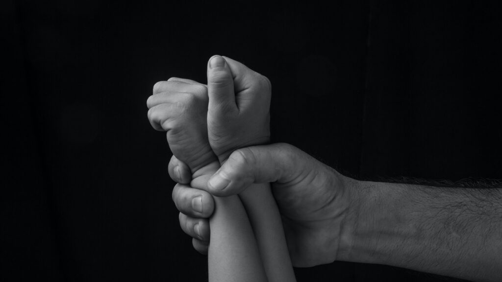 哪些人必須強制舉報虐兒個案?